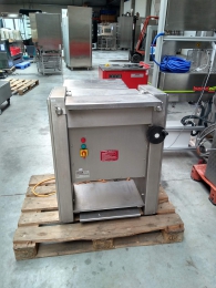 Skinning machine cretel